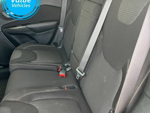 Used 2016 Jeep Cherokee Latitude w/ Cold Weather Group AWD/4WD image 19