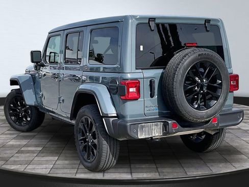 Used 2025 Jeep Wrangler Unlimited Sahara w/ Safety Group image 21