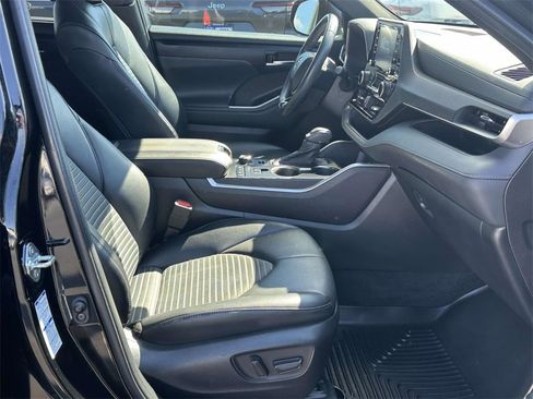 Used 2022 Toyota Highlander XSE image 6