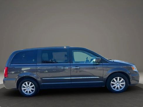 Used 2016 Chrysler Town & Country Touring w/ Driver Convenience Group image 4