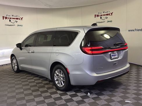 Used 2024 Chrysler Pacifica Touring-L image 4