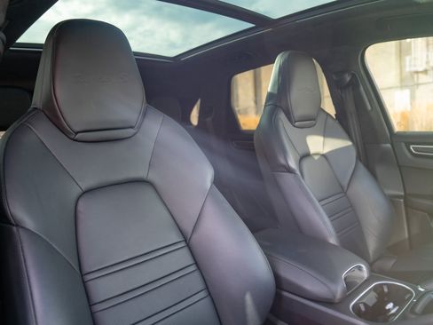Certified 2021 Porsche Cayenne Turbo S AWD/4WD image 28