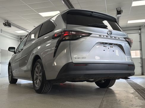 Used 2025 Toyota Sienna LE AWD/4WD image 49