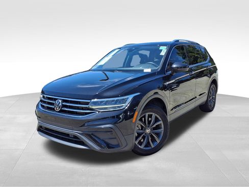 Used 2023 Volkswagen Tiguan SE w/ Panoramic Sunroof Package FWD image 1