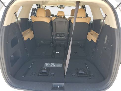 Used 2024 Kia Carnival LX FWD image 9