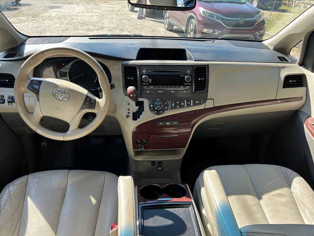 Used 2014 Toyota Sienna XLE FWD image 12