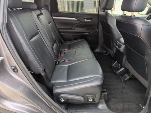 Used 2016 Toyota Highlander XLE image 32