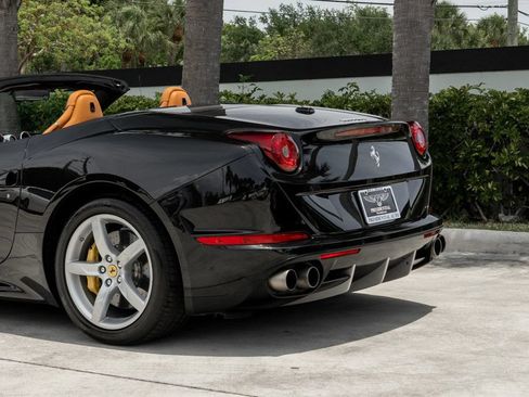 Used 2015 Ferrari California T RWD image 5