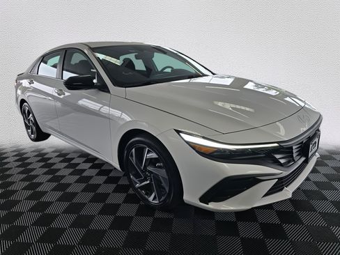 Used 2025 Hyundai Elantra SEL FWD image 7