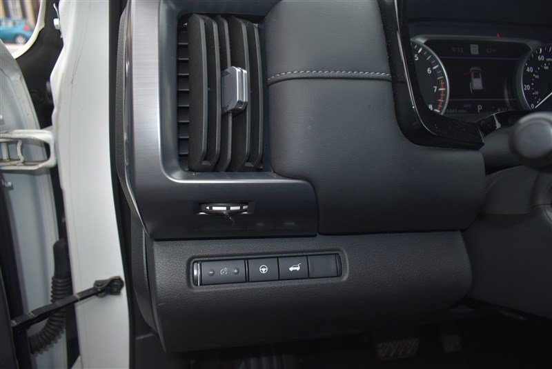 Used 2024 Nissan Pathfinder SL AWD/4WD image 13