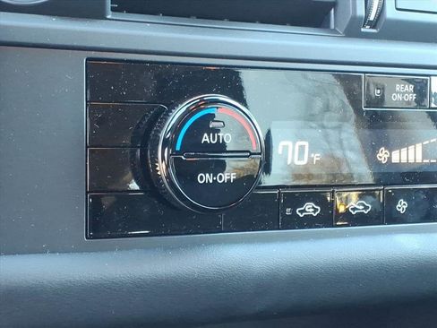 Used 2025 Nissan Pathfinder S image 16