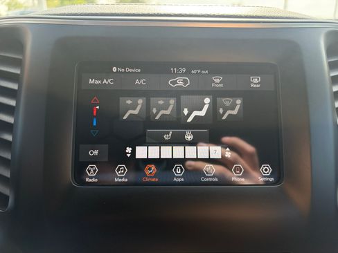 Used 2019 Jeep Cherokee Latitude Plus w/ Cold Weather Group AWD/4WD image 23