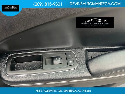 Used 2014 Dodge Charger SXT image 11