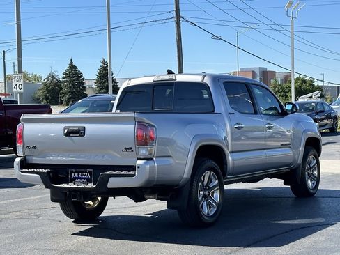 Used 2019 Toyota Tacoma Limited image 3