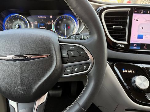 Used 2023 Chrysler Pacifica Touring-L FWD image 19