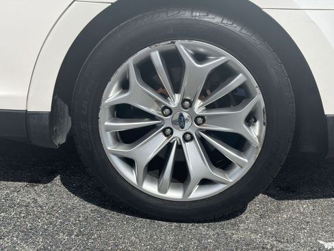 Used 2018 Ford Taurus Limited image 10
