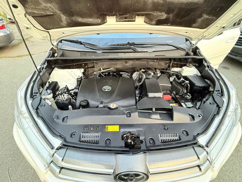 Used 2019 Toyota Highlander XLE image 29