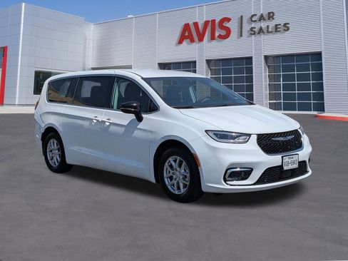 Used 2024 Chrysler Pacifica Touring-L FWD image 3