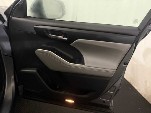 Certified 2023 Toyota Highlander XLE image 29