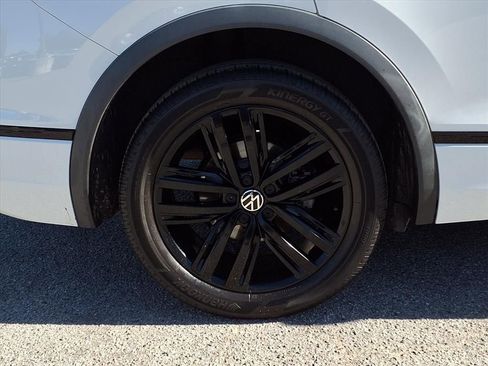 Used 2022 Volkswagen Tiguan SE R-Line image 4