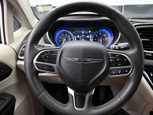 Certified 2024 Chrysler Pacifica Touring-L FWD image 27