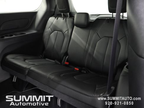 New 2027 Chrysler Pacifica Select AWD/4WD image 10