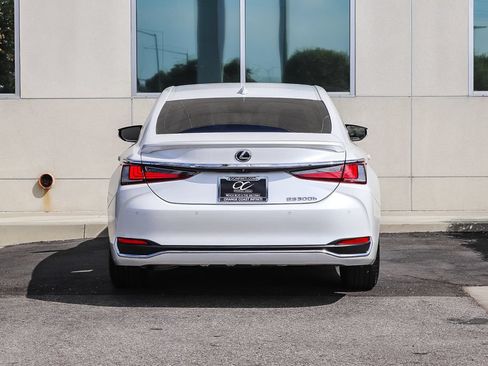 Used 2025 Lexus ES 300h w/ Premium Package FWD image 7
