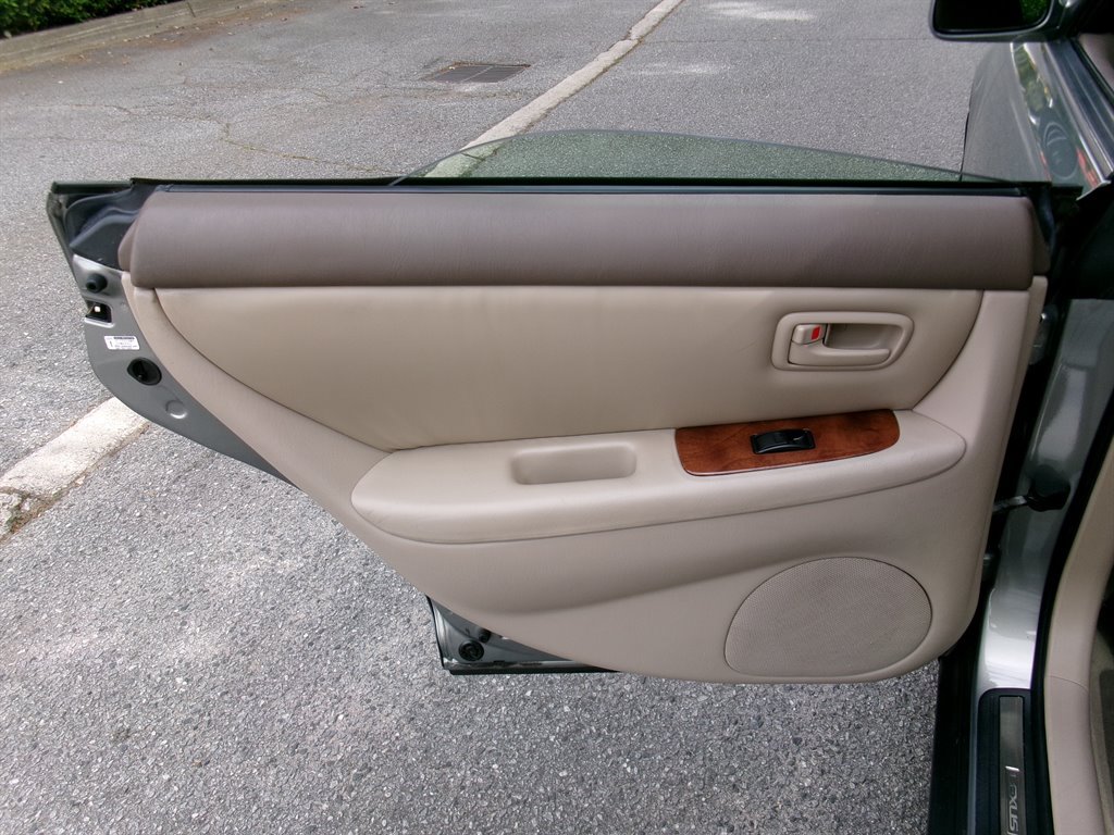 Used 2001 Lexus ES 330 w/ Lexus Value Pkg FWD image 25