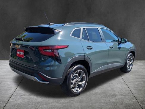 Used 2025 Chevrolet Trax LT FWD image 4