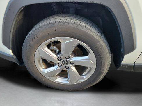 Used 2021 Toyota RAV4 XLE Premium AWD/4WD image 30
