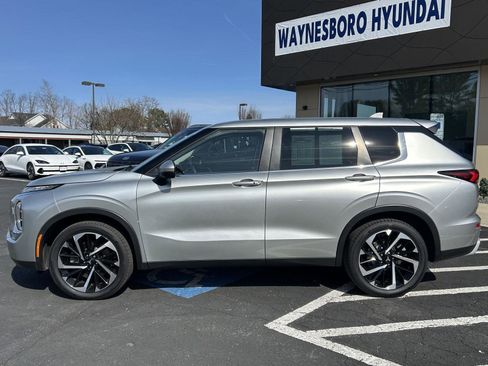 Used 2022 Mitsubishi Outlander SE image 2