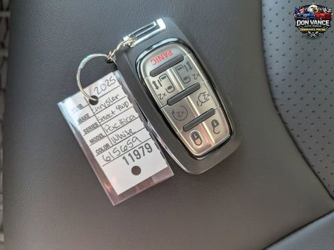 New 2025 Chrysler Pacifica Select w/ Fav Edition Package image 26