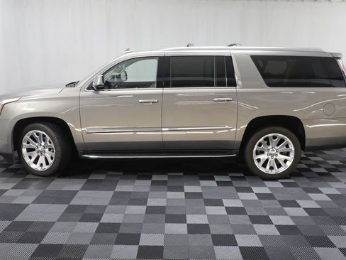 Used 2017 Cadillac Escalade ESV Luxury AWD/4WD image 4