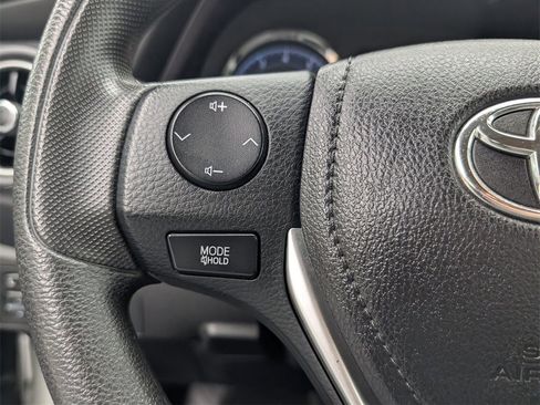 Used 2018 Toyota Corolla LE image 13