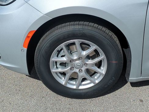 New 2026 Chrysler Pacifica Select image 11