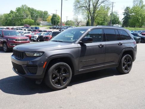 Used 2025 Jeep Grand Cherokee Altitude AWD/4WD image 8
