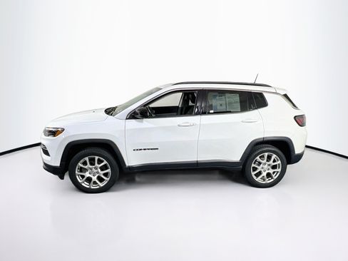 Used 2022 Jeep Compass Latitude w/ Sun and Sound Group AWD/4WD image 8