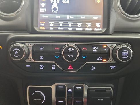 Used 2019 Jeep Wrangler Unlimited Sahara image 20