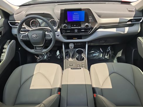Used 2024 Toyota Highlander XLE FWD image 9