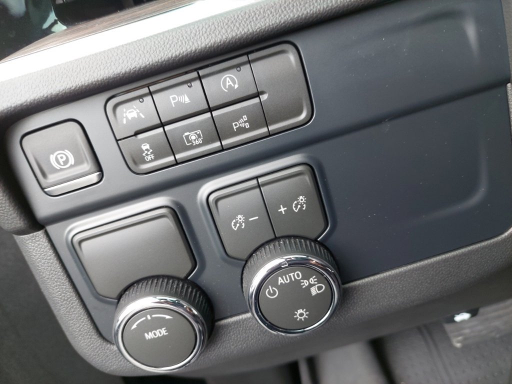 Used 2026 Chevrolet Suburban LS RWD image 13