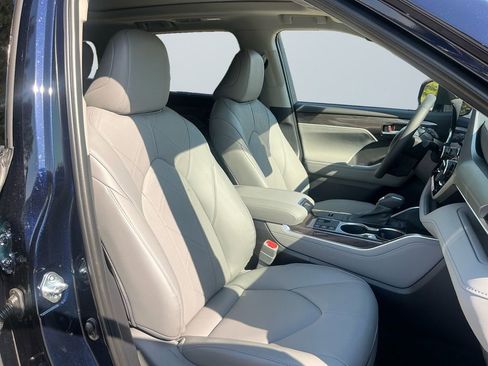 New 2026 Toyota Highlander Platinum AWD/4WD image 16