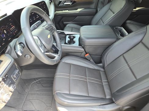 Used 2025 Chevrolet Tahoe High Country AWD/4WD image 14
