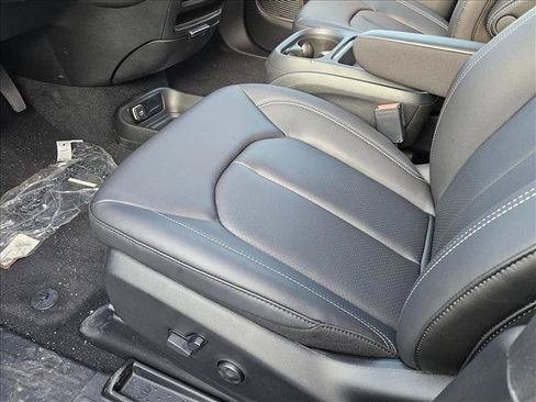 New 2027 Chrysler Pacifica Select FWD image 4