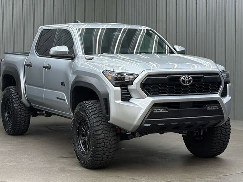 Used 2025 Toyota Tacoma TRD Off-Road image 7