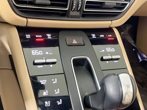 Used 2022 Porsche Macan image 16