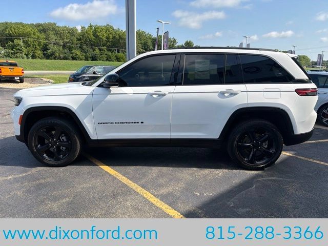 Used 2024 Jeep Grand Cherokee Altitude AWD/4WD image 5