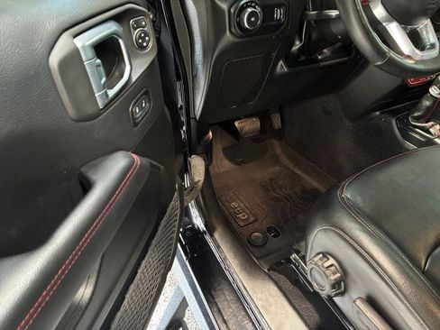 Used 2023 Jeep Wrangler Unlimited Rubicon w/ Cold Weather Group AWD/4WD image 7