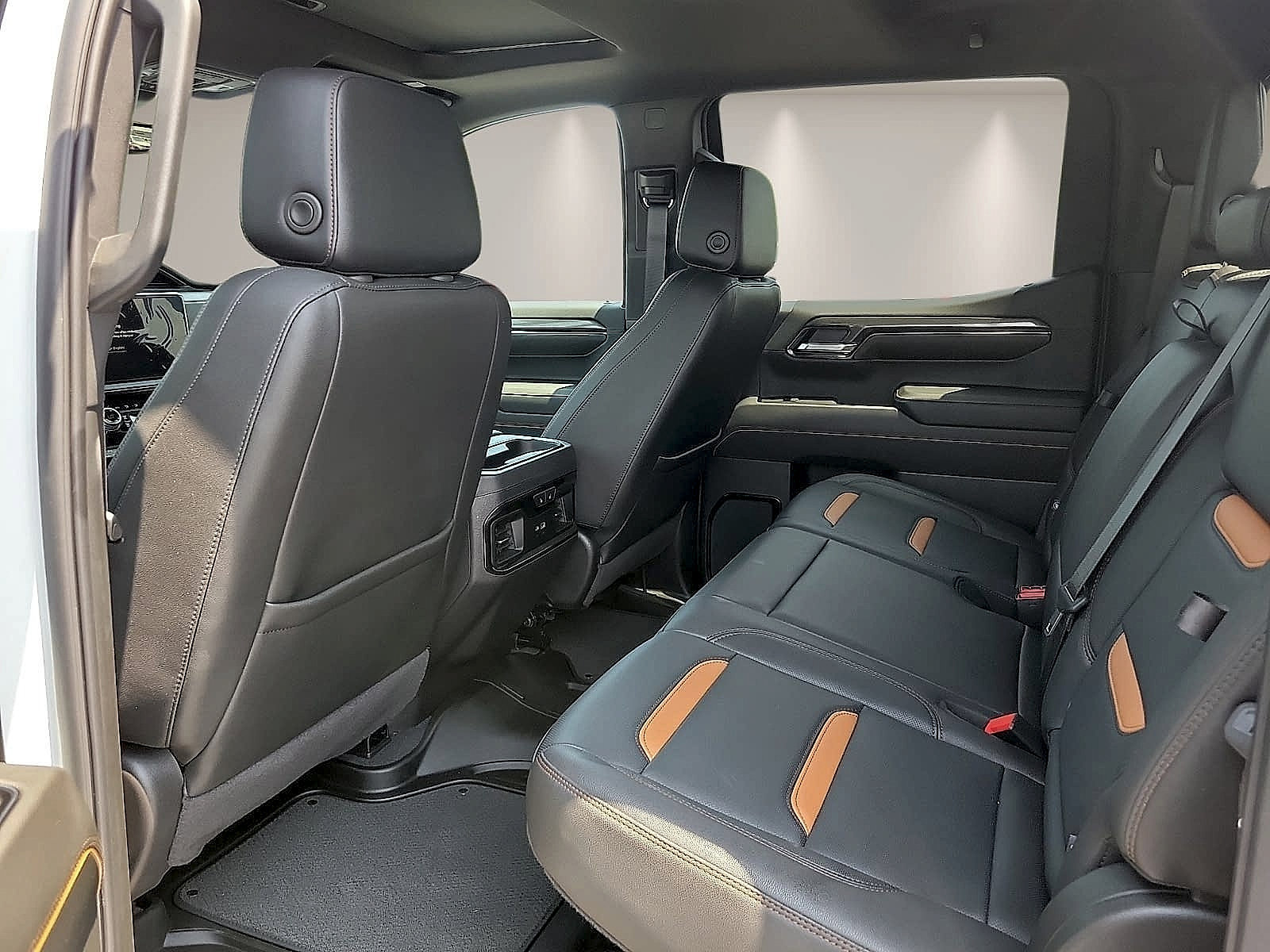 Used 2024 GMC Sierra 1500 AT4 w/ Technology Package AWD/4WD image 9