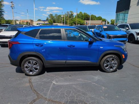 Used 2024 Kia Seltos LX AWD/4WD image 8