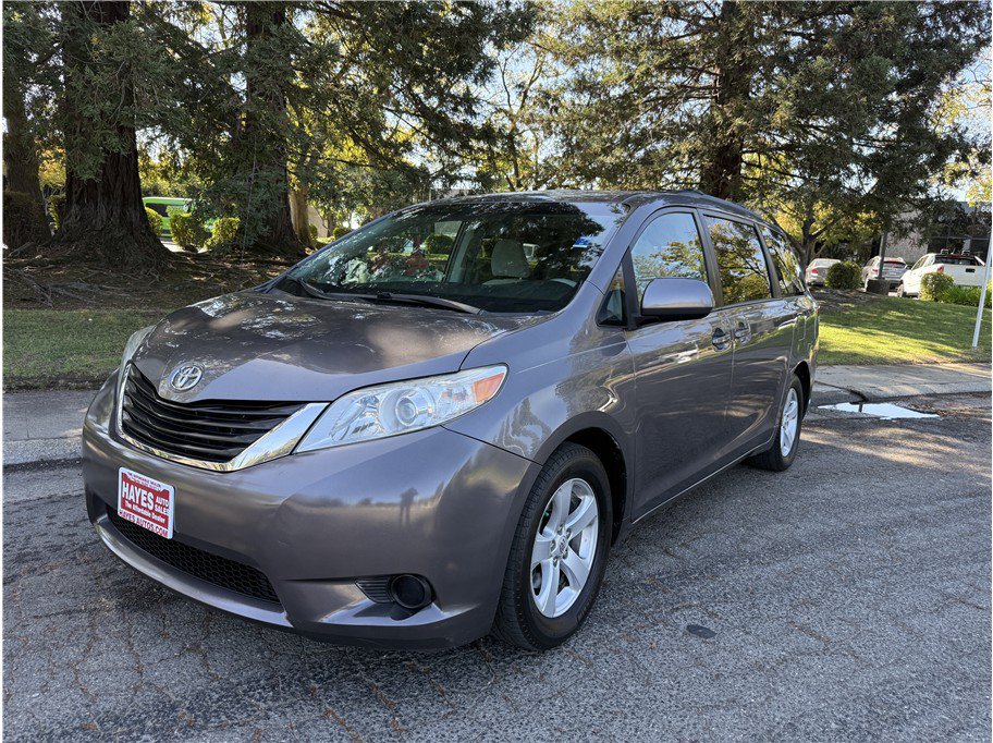 Used 2012 Toyota Sienna LE w/ Towing Pkg FWD image 1